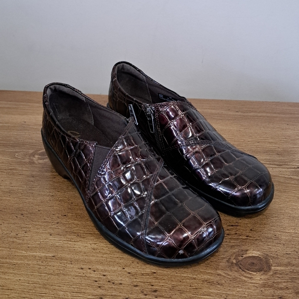 Clarks Bendables Brown Patent Shoes Crocodile Print Womens Size 7 Classic Zipper - Picture 2 of 16
